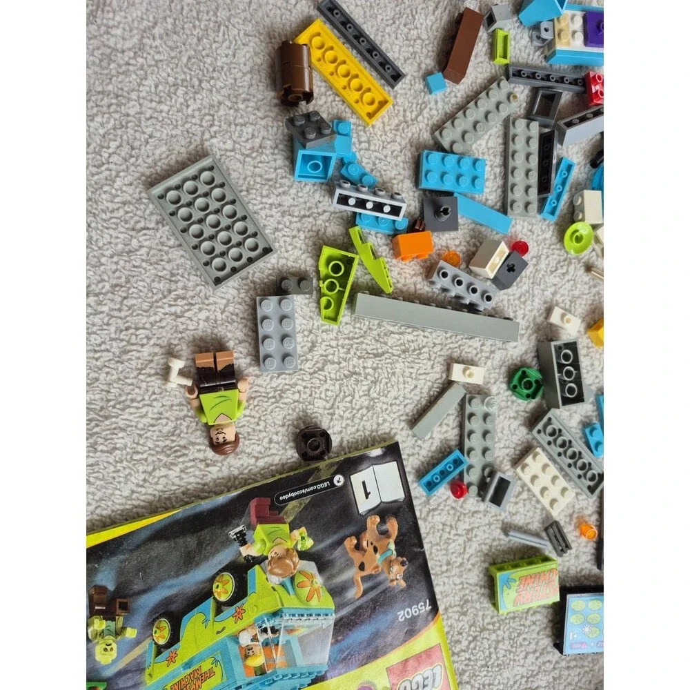 LEGO Scooby-Doo 75902 The Mystery Machine Incomplete Parts Lot w/ Instructions
